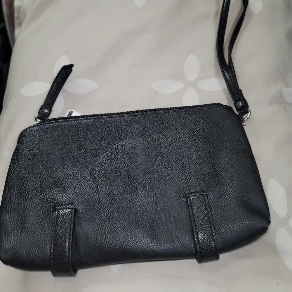 SIMPLY VERA Vera Wang Clutch color black  good condition